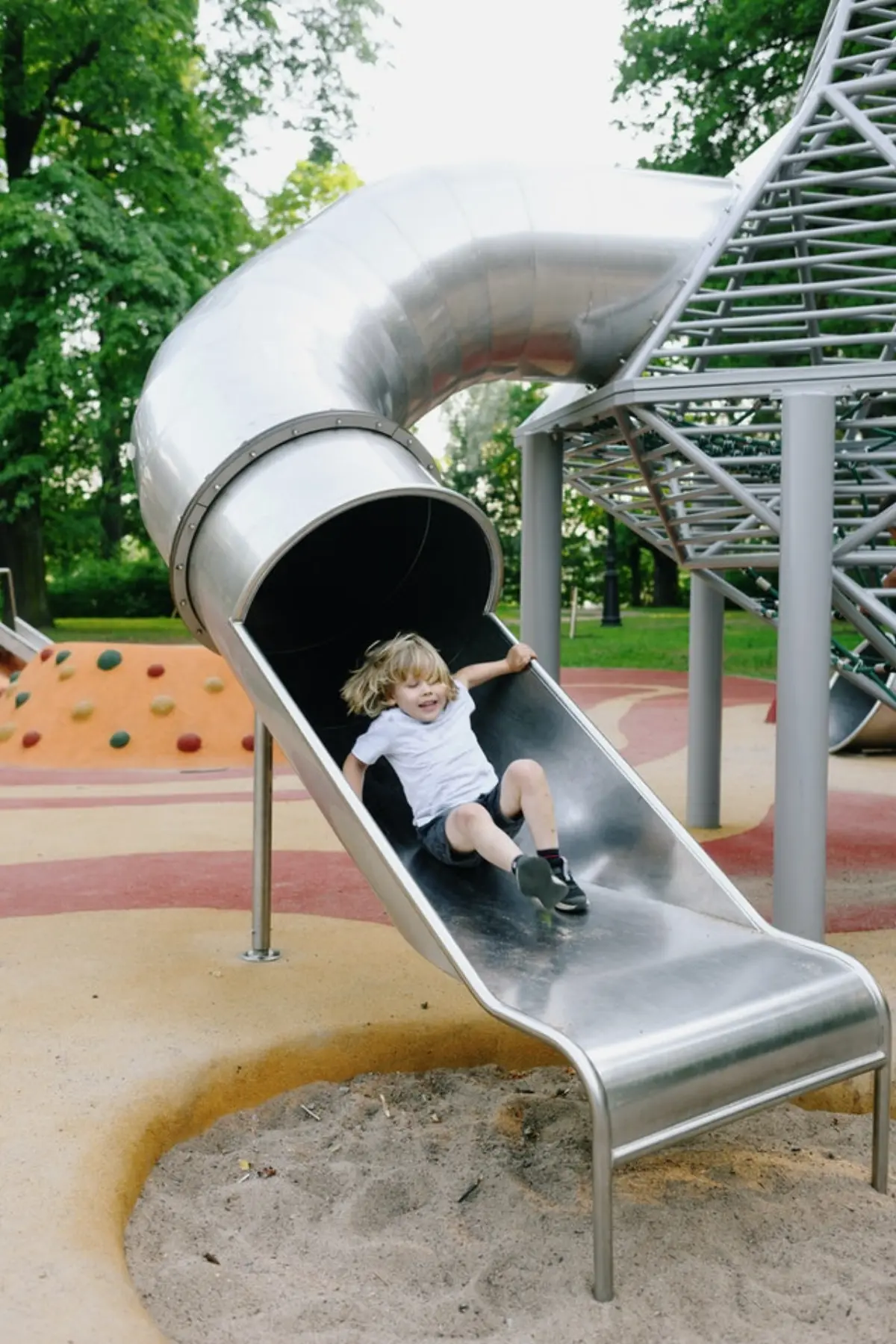 Kinderen spelen samen in een speeltuin