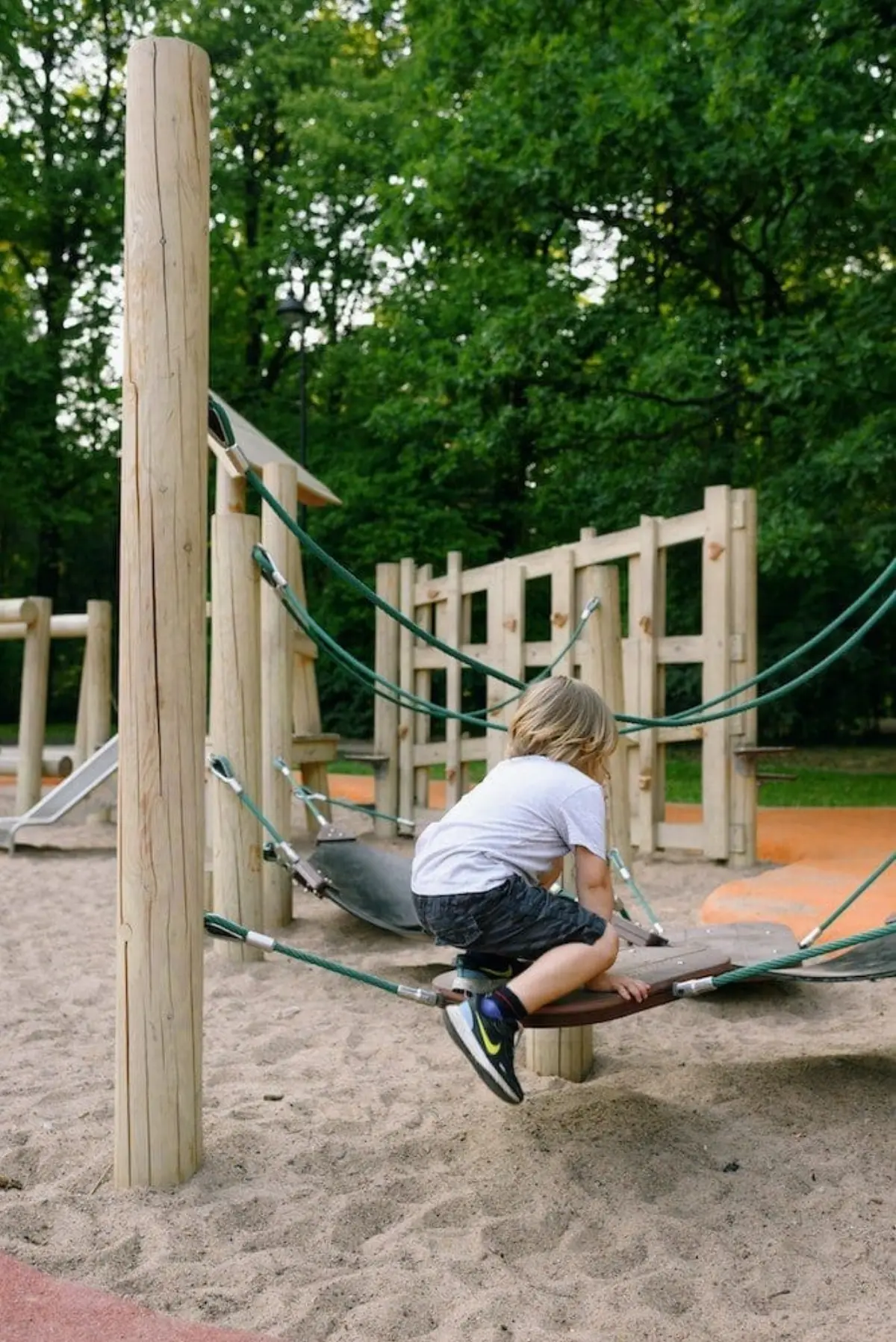 Kinderen spelen buiten in de speeltuin