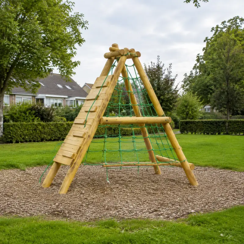 Houten klimrek met een groen touwennet