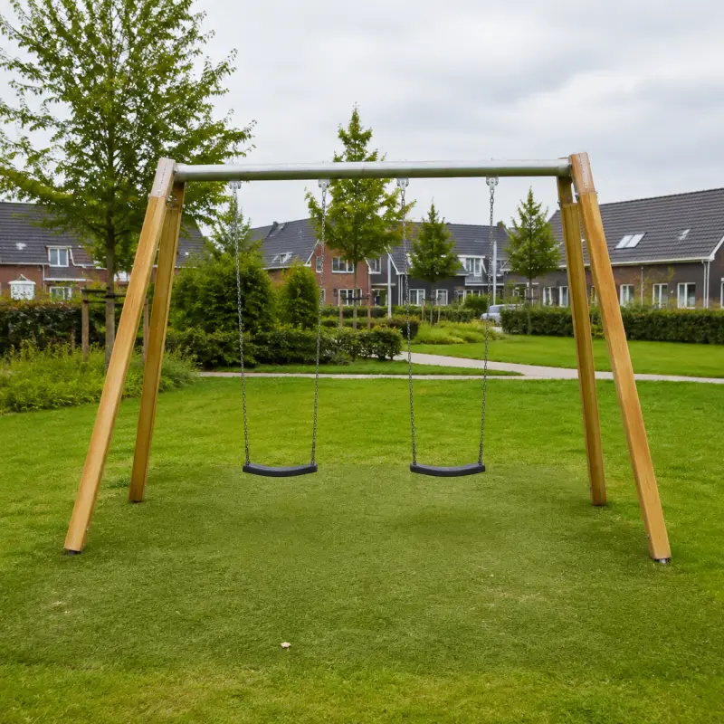 Twee houten schommels in de speeltuin