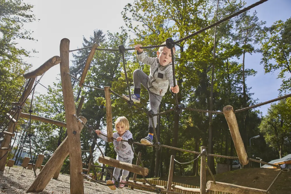 Kind speelt buiten in de speeltuin